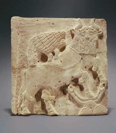 Plaquette met een leeuw die een stier aanvalt, uit Irak, ca. 2000 v.Chr. door Sumerian